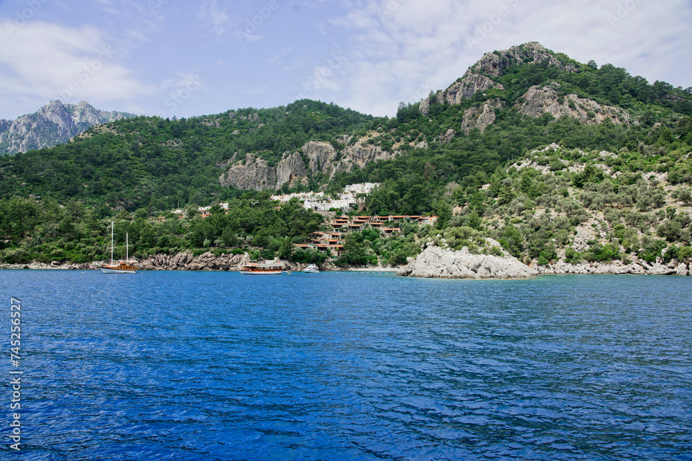 Yacht ankert vor einer Ferienanlage der Halbinsel Datca in der türkischen Ägäis bei Marmaris