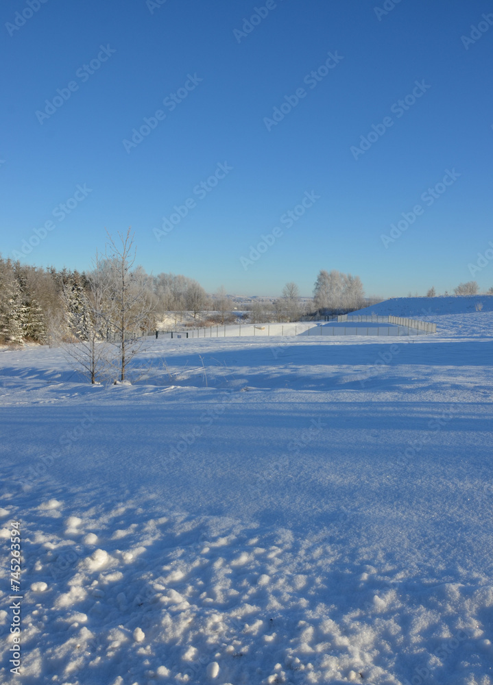 Winterlandschaft mit Schnee und Himmelblau Winterlandschaft mit Schnee und Himmelblau