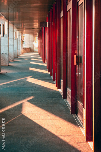 perspective d'un couloir avec ombres et lumière du soleil