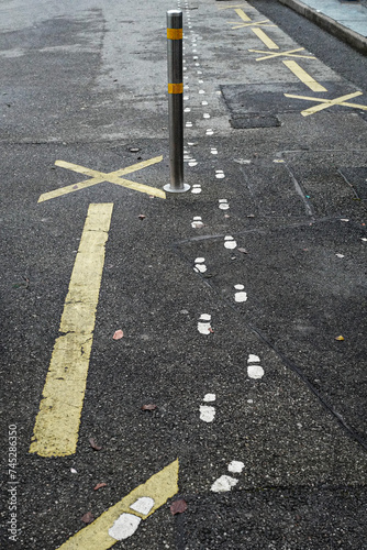 Wallpaper Mural trace de pas blanc sur le bitume Torontodigital.ca