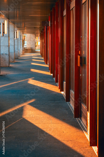 perspective d'un couloir avec ombres et lumière du soleil