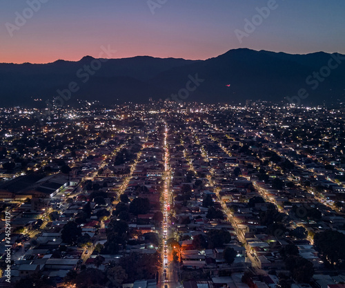 Ciudad de San Pedro Sula, Honduras de nohe