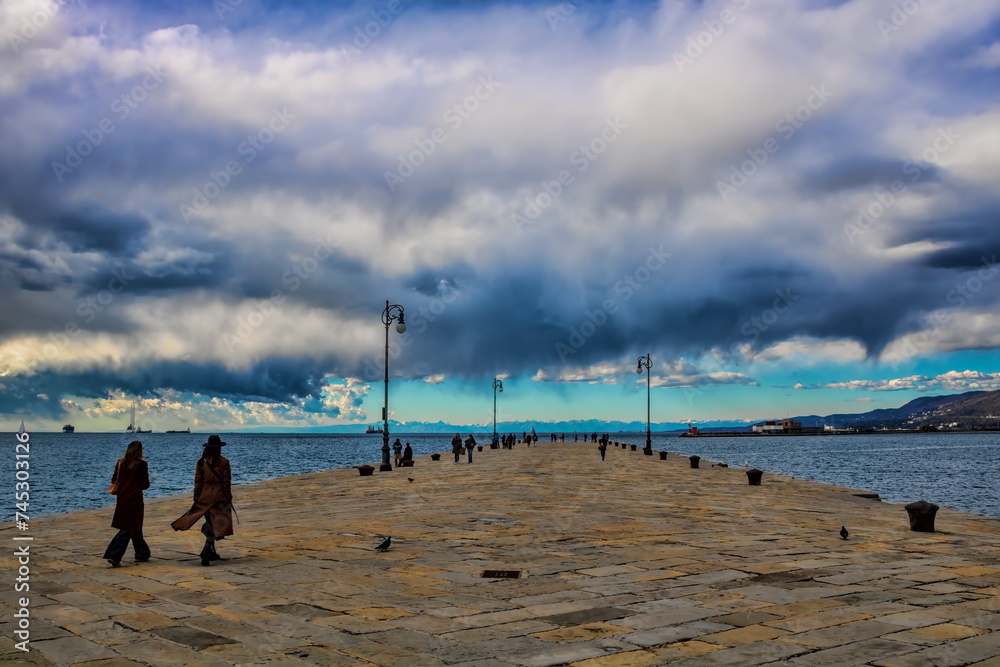 triest, italien - kai am hafen