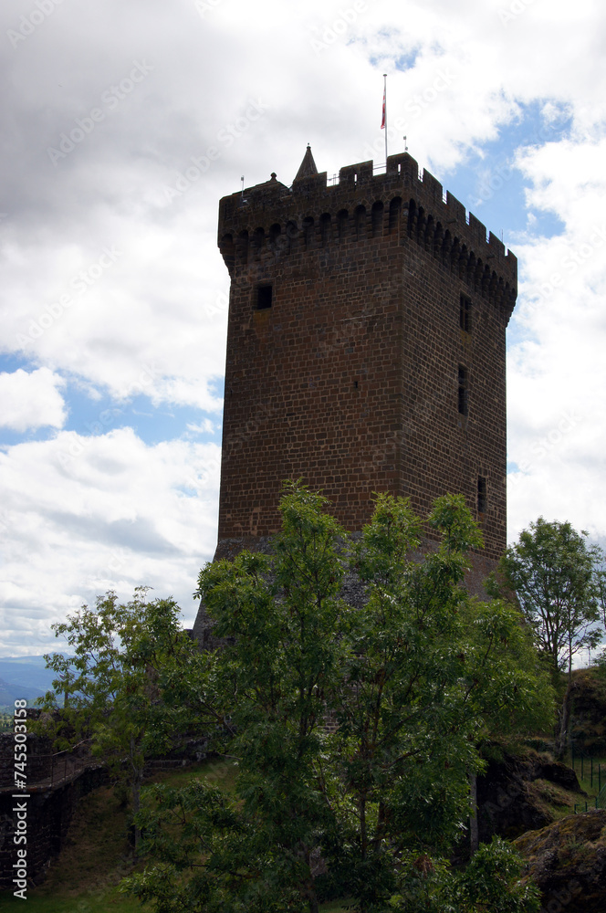 L'imposant donjon de la forteresse de Polignac