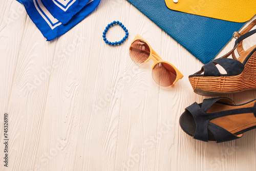 Foto Sunglasses bijouterie jewelry bracelets clutch bag wedges shoes