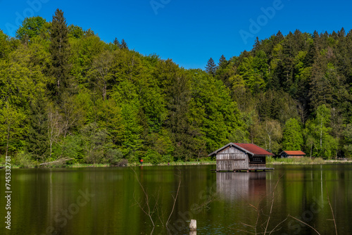 Holzh  tte und Wasserwacht im Hackensee Holzkirchen mitten im Wasser