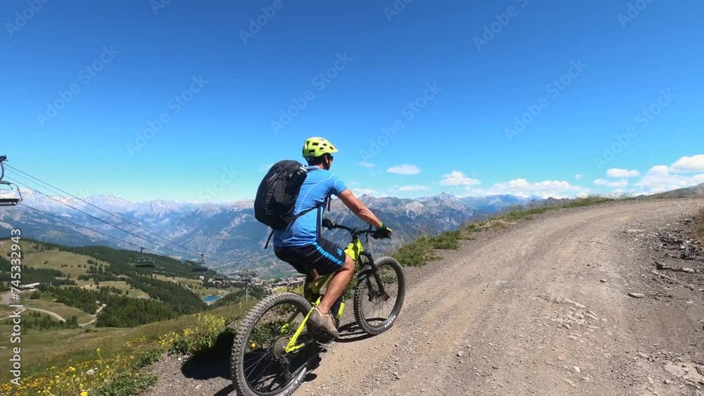 Homme sportif faisant du vélo en montagne l'été- Vélo VTT électrique