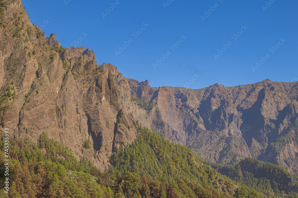 Paisajes con majestuosos pinares y grandes barrancos desde La Caldera de Taburiente en la isla de La Palma. Paisajes con majestuosos pinares y grandes barrancos desde La Caldera de Taburiente en la isla de La Palma.