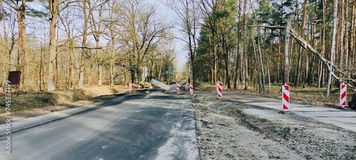 Budowa nowej drogi w terenie leśnym.