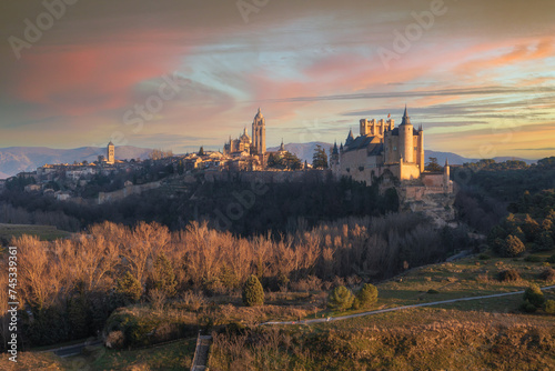 Fototapeta Naklejka Na Ścianę i Meble -  Enchanting sunset over Segovia's skyline