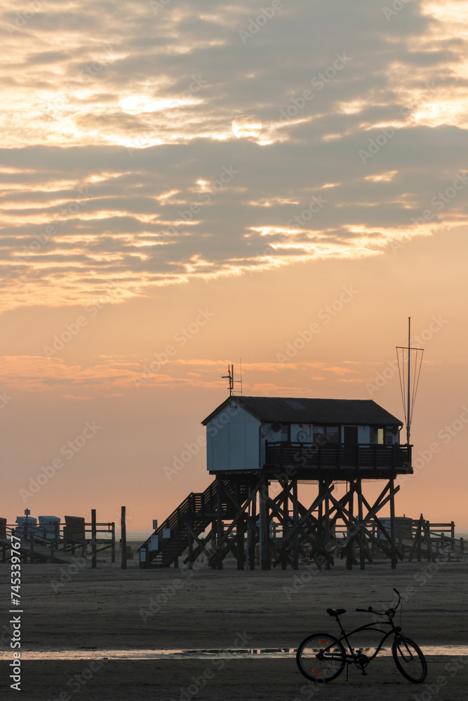 Pfahlbau an der Nordsee, Sankt Peter Ording, Nordfriesland, Schleswig-Holstein, Deutschland Pfahlbau an der Nordsee, Sankt Peter Ording, Nordfriesland, Schleswig-Holstein, Deutschland