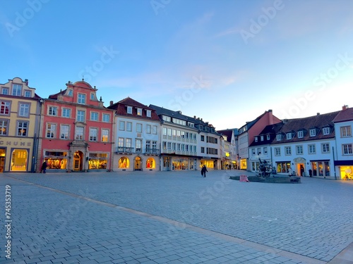 Blick   ber den historischen Marktplatz Paderborn mit dem Neptunbrunnen an einem klaren Winterabend  Paderborn  Ostwestfalen  Ostwestfalen-Lippe  Nordrhein-Westfalen  Deutschland