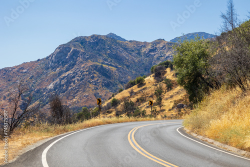 road to the mountains © Alfredo