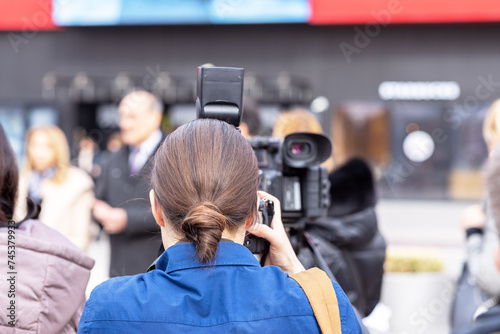 Foto Photographer photographing press conference, media or news event