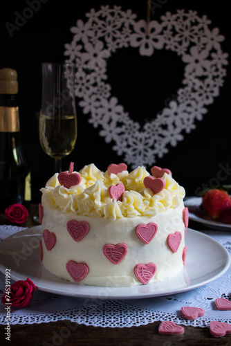 Tarta de cava y fresa para San Valentín con corazones
