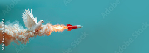 une colombe blanche de la paix lance un missile - format panoramique photo