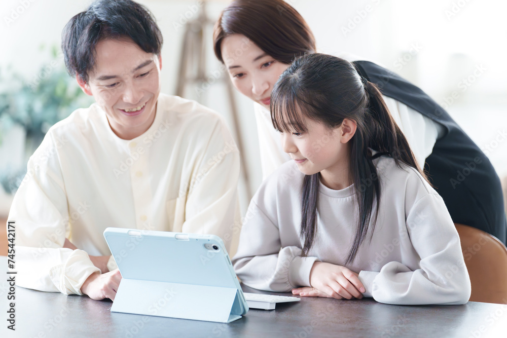 タブレット　家族　親子