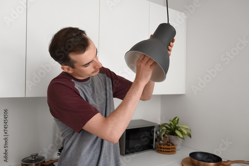 Young man changing light bu...