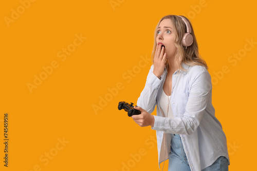 Shocked young woman with ga...