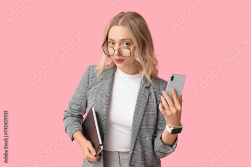 Pretty young businesswoman ...