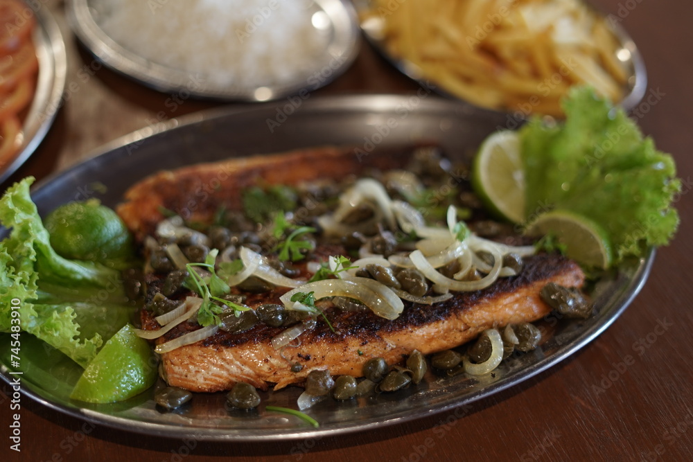 Prato de Salmão com Alcaparras Prato de Salmão com Alcaparras