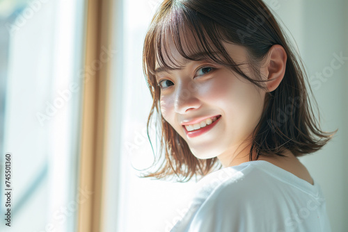 笑顔の若い女性