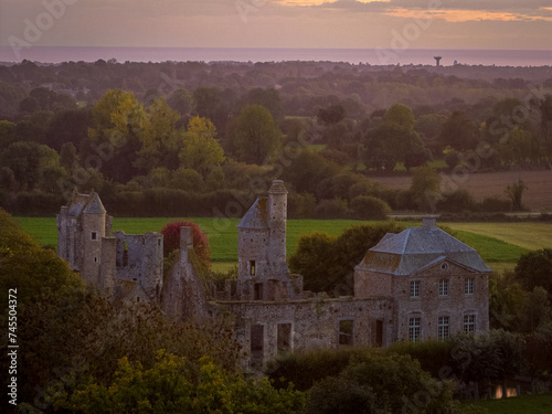 Château de Gratot avec vue sur la côte
