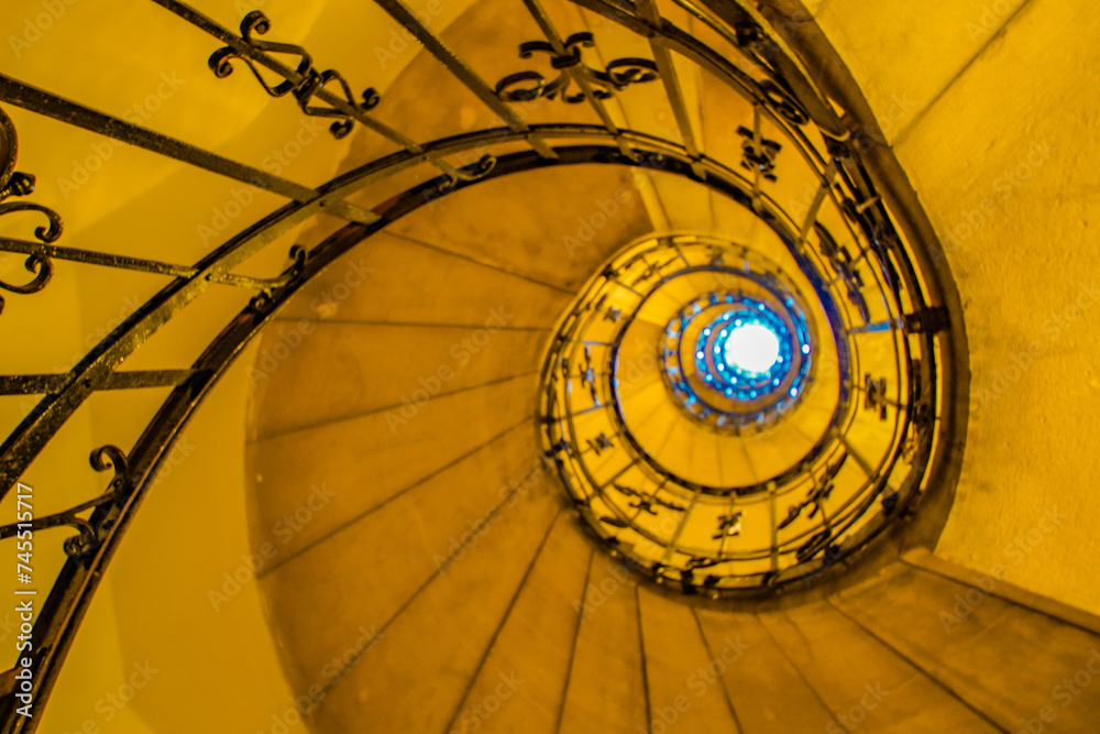 Naklejka premium 螺旋階段の美学
