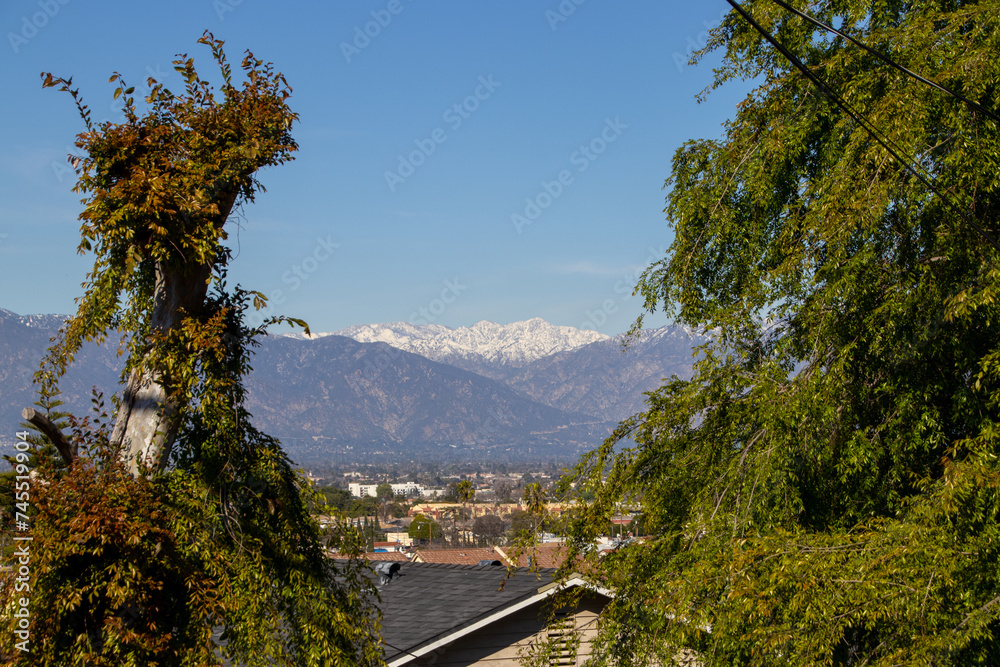 Obraz premium Snowy California Mountainsides and Cityscapes
