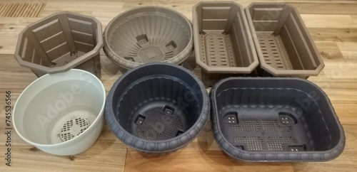 プラスチックの鉢とプランター
