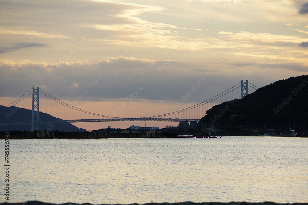 Obraz premium 海と橋と夕焼け