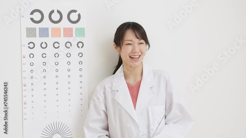 視力検査をする眼科医師 photo