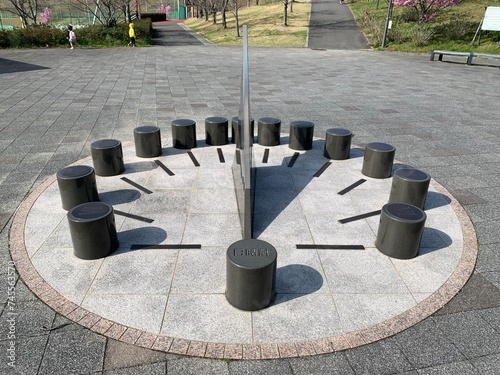 太陽で時間がわかる時計アート