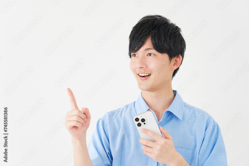 スマートフォンを持ってひらめく男性 白背景 スマートフォンを持ってひらめく男性 白背景