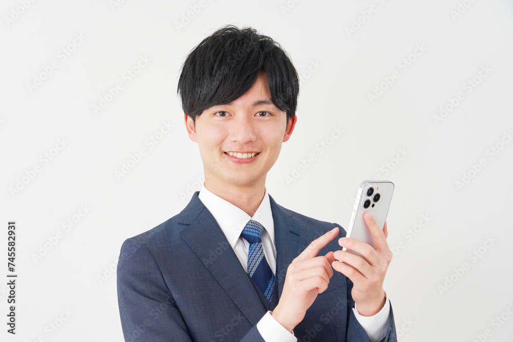 スマートフォンを使うビジネスマン 白背景 カメラ目線 スマートフォンを使うビジネスマン 白背景 カメラ目線
