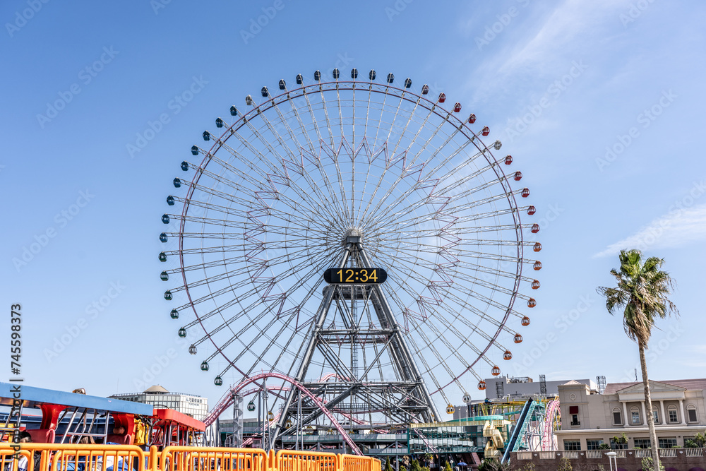 The Ferris wheel at the amusement park in the beautiful Yokohama Port_06