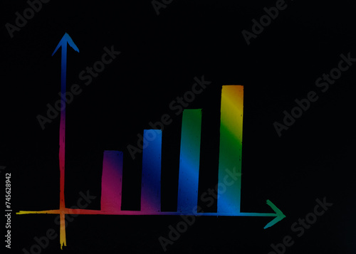 Kolorowy wykres słupkowy rosnący na czarnym tle