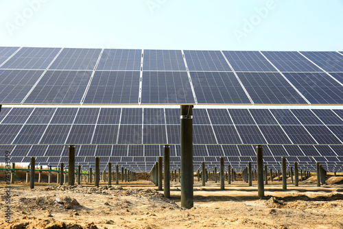 Solar photovoltaic panels and solar photovoltaic power generation systems © pdm