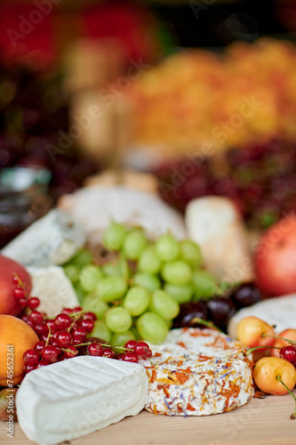 Table de fruits et fromages divers