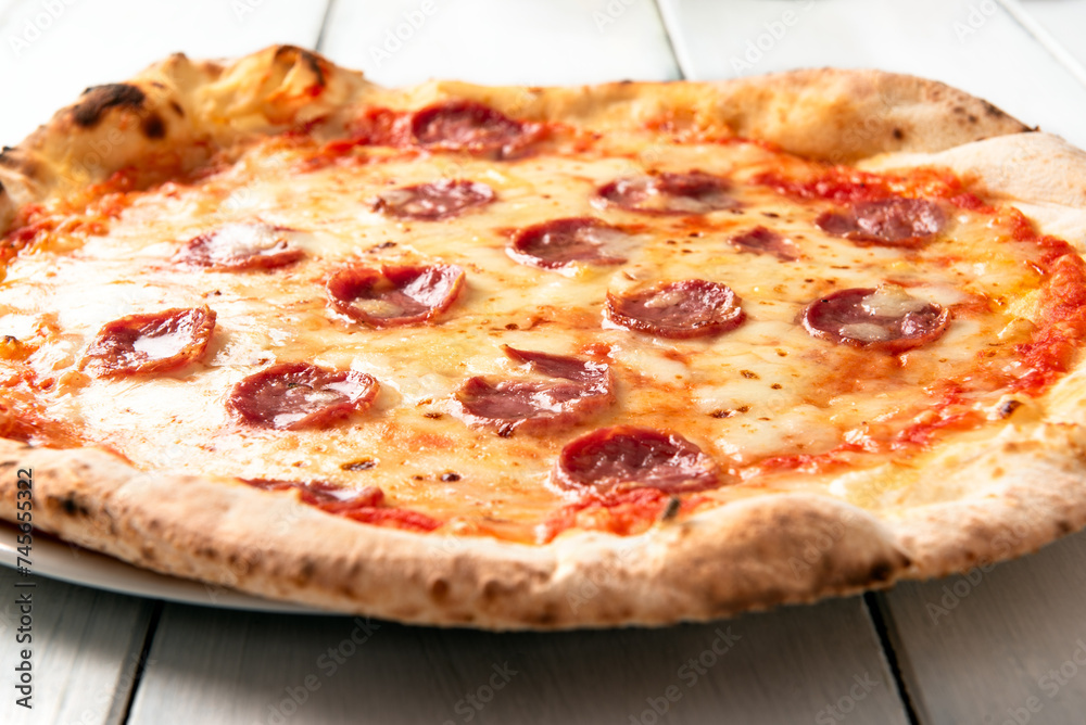 Deliziosa pizza condita con salsiccia secca di maiale, sugo e pecorino sardo, cibo italiano 