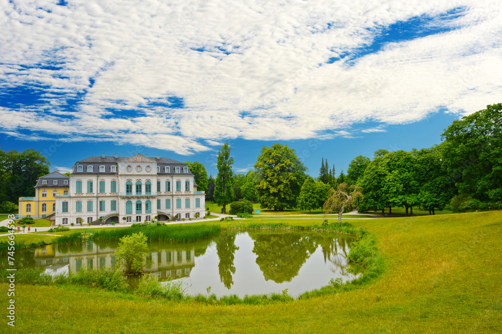 Schloss Wilhelmsthal, Park Wilhelmsthal, Gartenfassade mit Teich und Park