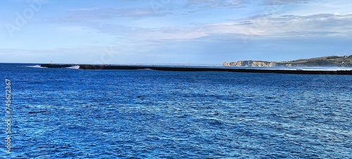 largo espigón con la mar revuelta