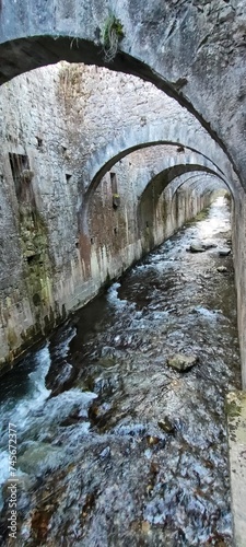 pasillo de arcos con rio abajo
