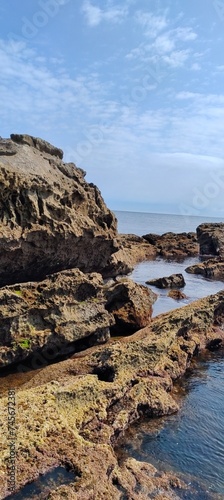 cala en día soleado con la mar tranquila