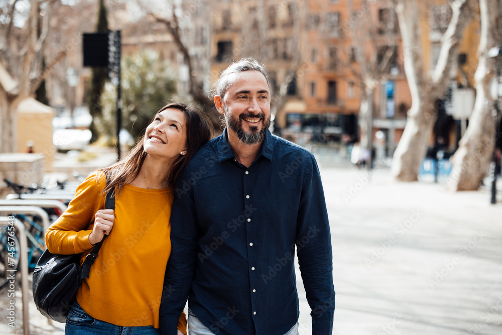 © Westend61 - Happy couple having fun together in city © Westend61 - Happy couple having fun together in city