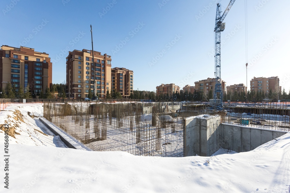 Obraz premium the construction site of an apartment building in the winter from a height