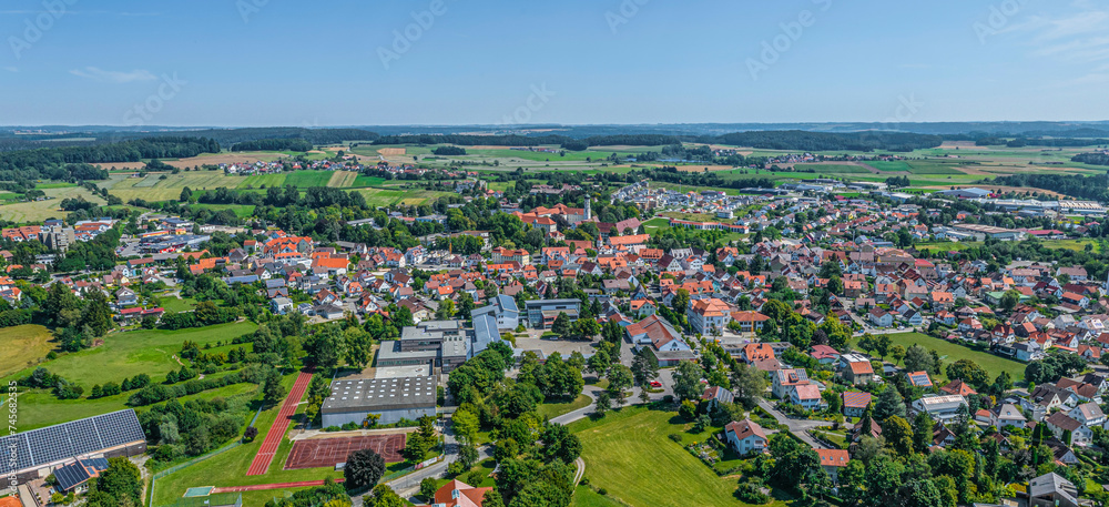 Panoramablick auf den oberschwäbischen Kurort Bad Schussenried im Sommer