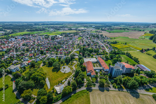 Fototapeta Naklejka Na Ścianę i Meble -  Bad Schussenried von oben, Blick über den Kurpark auf die südlichen Stadtbezirke