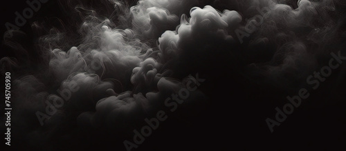 Niebla mística. Humo arremolinado en una sinfonía oscura y clara. Fantasía fluida. Danza abstracta de niebla y luz en el suelo con fondo negro