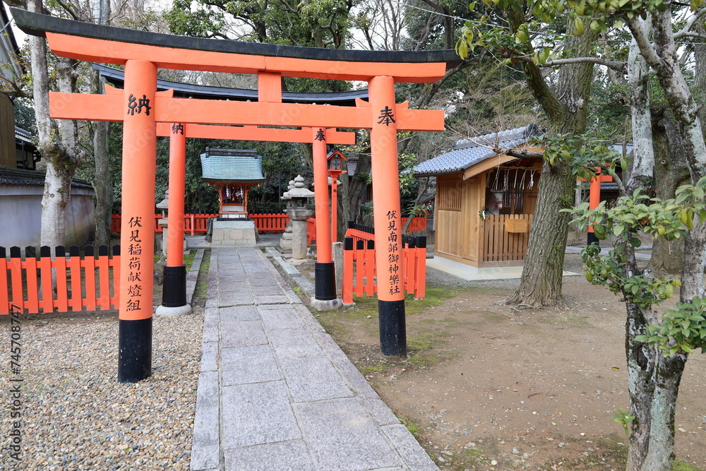 A Japanese shrine : a scene of the precincts of Goko-no-miya-jinjya Shrine in Kyoto City 日本の神社:京都市にある御香宮神社境内の風景 A Japanese shrine : a scene of the precincts of Goko-no-miya-jinjya Shrine in Kyoto City 日本の神社:京都市にある御香宮神社境内の風景